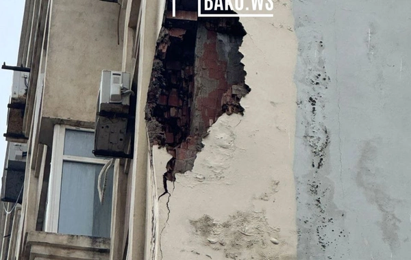Yaşayış binasının fasadı uçub - TƏHLÜKƏLİ VƏZİYYƏT