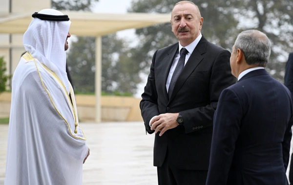 Azərbaycan və BƏƏ prezidentləri Şuşada güllələnmiş heykəllərə baxıblar