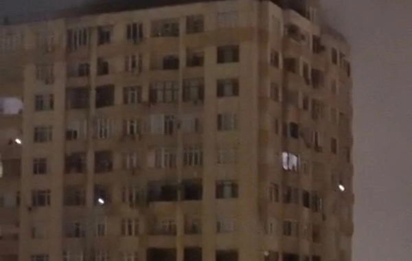 Bakıda hündürmərtəbəli yaşayış binasında güclü yanğın - Xəsarət alanlar var