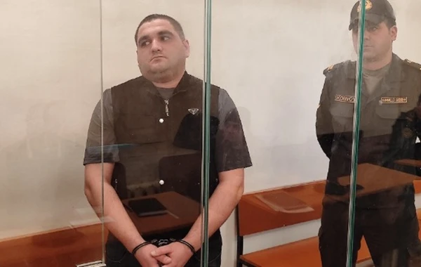 Bayram günü iki nəfəri qanına qəltan edən şəxsin məhkəməsi: Anasını vurduğu üçün irad tutdu