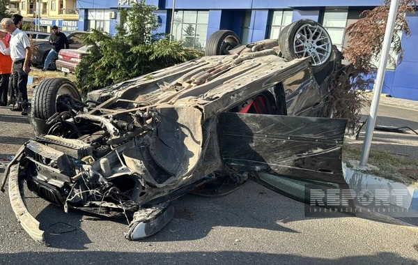 Sumqayıtda BMW üç avtomobilə çırpılaraq aşıb, xəsarət alanlar var