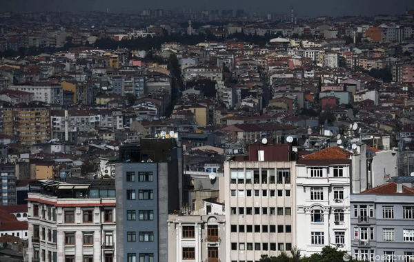 İstanbullular yeraltı təkanlar səbəbilə gecələri çadırlarda keçirirlər