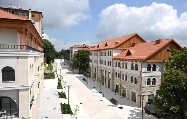 İlham Əliyev Şuşanın Qarabağ küçəsində dövlət-özəl tərəfdaşlığı çərçivəsində həyata keçirilmiş işlərlə tanış olub