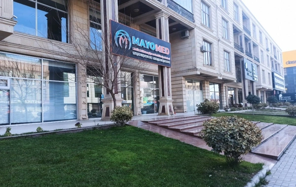 Bakıda klinikada QALMAQAL: Fəaliyyəti qadağan edilmiş cərrah pasiyent qəbul edir?