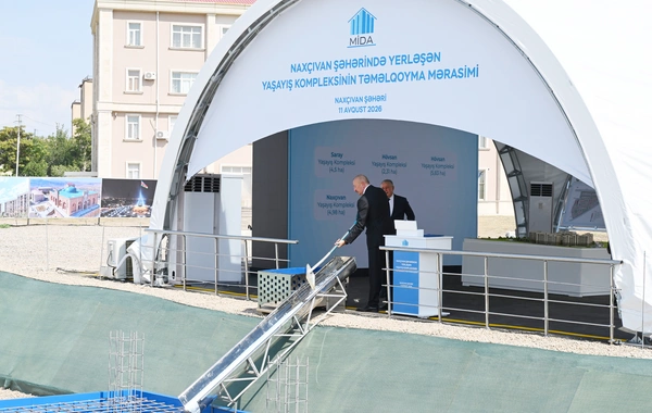 İlham Əliyev Naxçıvan şəhərində sosial evlər kompleksinin təməlini qoyub