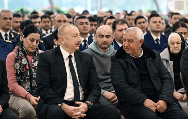 İlham Əliyev təyyarə qəzasında həlak olan ekipaj üzvlərinin vida mərasimində iştirak edib