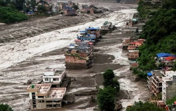 Nepalda daşqında ölənlərin sayı 900-ü ötdü