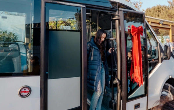 Leyla Əliyeva, Arzu Əliyeva və Alyona Əliyeva "Təmiz Dünya" sığınacağındakı uşaqların bayram sevincinə şərik olublar