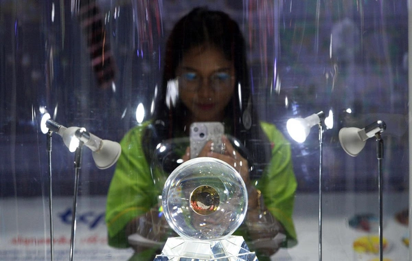 Çinli alimlər Ay nümunələrində iki yeni mineral aşkar ediblər