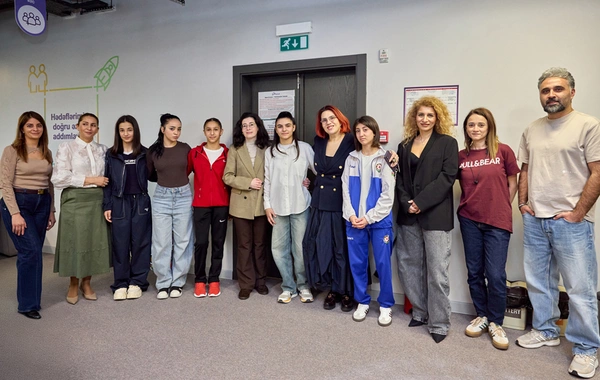 Qızlara ağ yaraşır layihəsinin iştirakçıları Azercell-in qonağı oldular