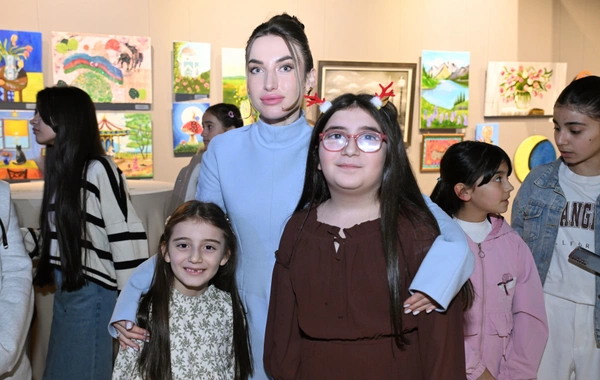 Arzu Əliyeva və Alena Əliyeva "Rənglərdə yaşanan 10 il" mövzusunda keçirilən sərgidə iştirak ediblər