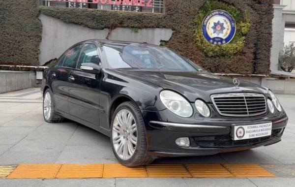 İstanbul Polis İdarəsinin qarşısında LÜKS AVTOMOBİL KOLLEKSİYASI