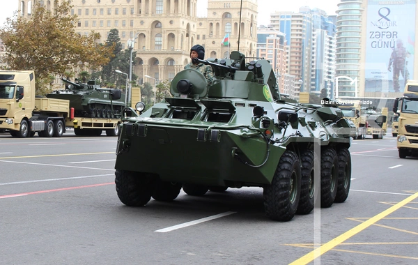 В Баку прошел марш военнослужащих в честь Дня Победы