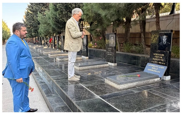 Viktor Yuşenko Şəhidlər xiyabanını ziyarət edib və Azərbaycanın Milli Qəhrəmanının xatirəsini anıb