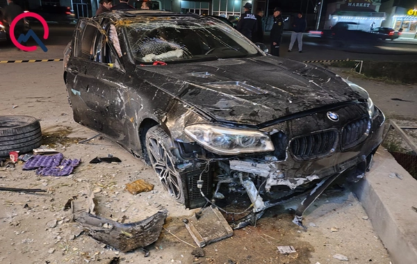BMW idarəetmədən çıxıb aşdı - Yaralılar var