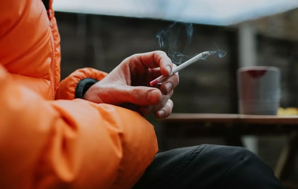 Həkimlər xəbərdarlıq etdi: Siqaret sümükləri zəiflədir