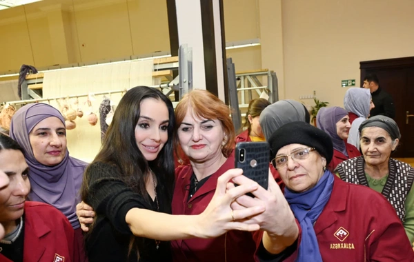 Leyla Əliyeva "Azərxalça"nın Şuşa məscidi üçün hazırladığı növbəti xalçaların kəsim mərasimində iştirak edib