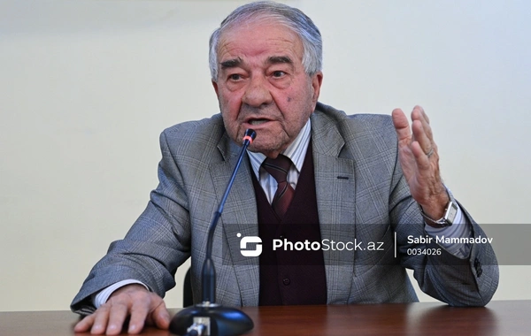 Seyran Səxavət: Yazıçı Anar səhv edir, mən olsaydım, hamısını birdən çıxarardım