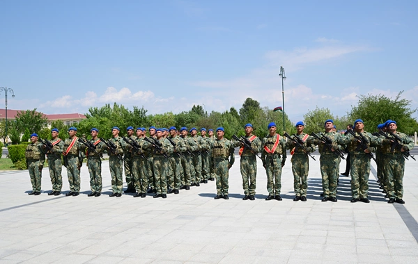 Prezident yeni yaradılan komando hərbi hissələrinə Döyüş bayraqlarının verilməsi mərasimində iştirak edib