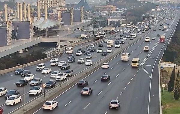 Bakının bəzi yollarında tıxac yaranıb