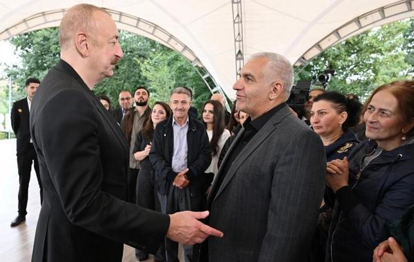 İlham Əliyev Qırmızı Bazar, Hadrut qəsəbələri və Sos kəndinin sakinləri ilə görüşüb