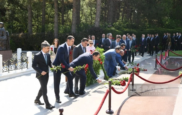 Azərbaycan XİN-in kollektivi Fəxri və Şəhidlər xiyabanlarını ziyarət edib