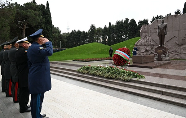 Müdafiə Nazirliyinin rəhbərliyi Ulu Öndərin məzarını ziyarət edib