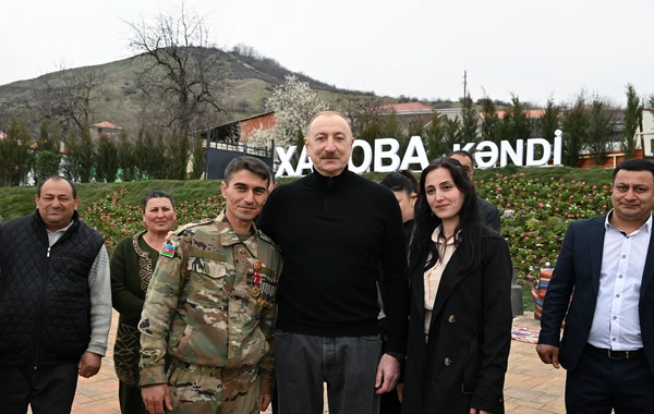 İlham Əliyev Xocavəndin Xanoba kəndində fərdi evlərin və infrastrukturun bərpası sahəsində görülən işlərlə tanış olub