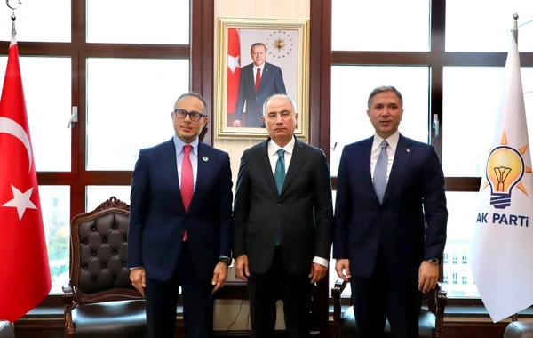 Ramil Həsən AK Parti rəsmisi ilə Azərbaycan-Türkiyə münasibətlərini müzakirə edib