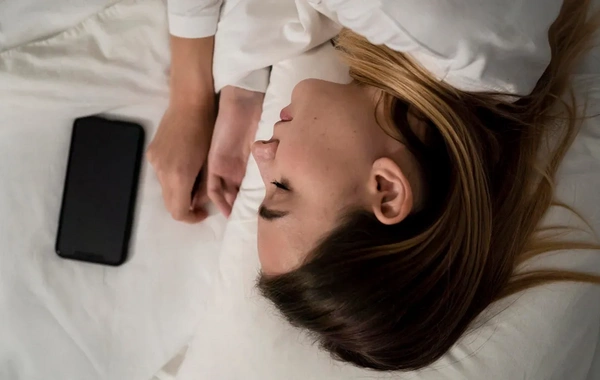 Будет ли рак мозга, если класть телефон под подушку: ответ ученых