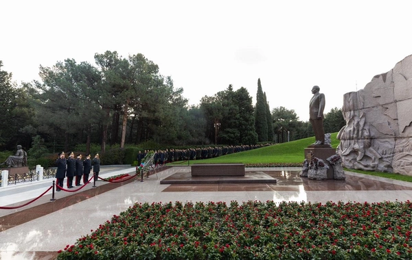 Daxili İşlər Nazirliyinin şəxsi heyəti Heydər Əliyevin məzarını ziyarət edib