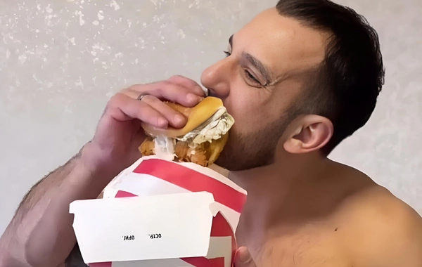 Bloger çox yediyi üçün yuxuda infarkt keçirib öldü