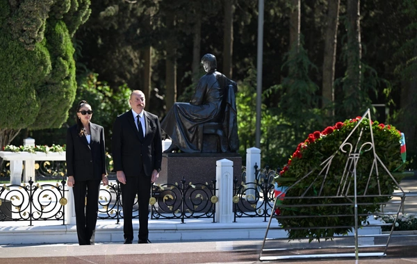 İlham Əliyev və Mehriban Əliyeva Fəxri xiyabanda Ulu Öndər Heydər Əliyevin məzarını ziyarət ediblər