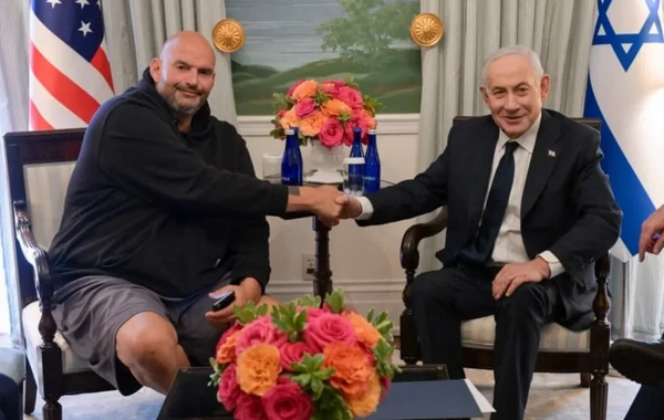 Netanyahu ilə görüşə şortla gələn şəxs kimdir?