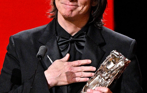 Nüfuzlu mükafata layiq görülən Cim Kerri zarafatı ilə gündəm oldu