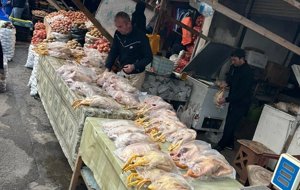 Bazarlarda monitorinq - Qidalar üstü açıq, toz içində...