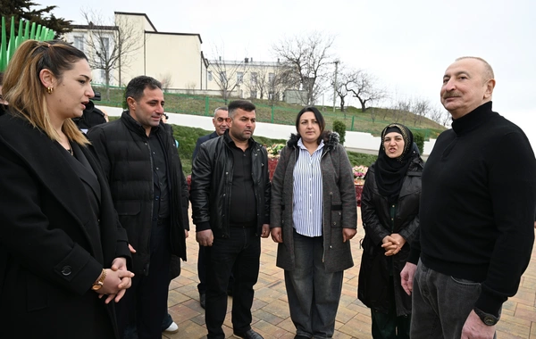 İlham Əliyev Xocavəndin Xanoba kəndində fərdi evlərin və infrastrukturun bərpası sahəsində görülən işlərlə tanış olub