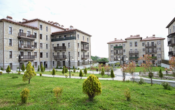 İlham Əliyev və Sərdar Berdiməhəmmədov Şuşa şəhərində inşa edilmiş birinci yaşayış kompleksində olublar