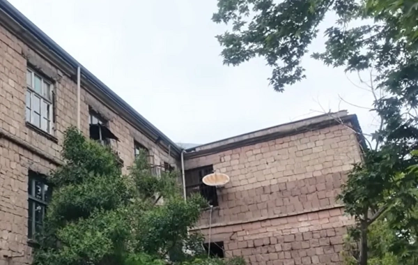 Gəncədə qəzalı yataqxanaların sakinləri köçürülür: Narazı qalanlar var