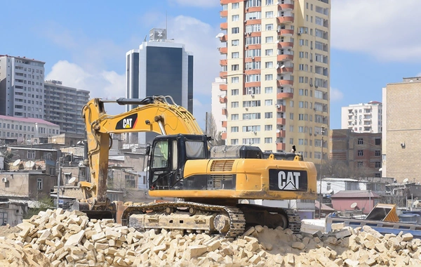 "Sovetski"də qəzalı binaların söküntüsünə başlanılıb