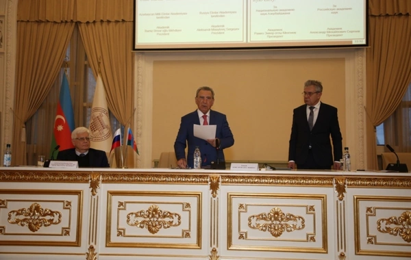 Ramiz Mehdiyevin Rusiyaya zəng edərək danışdığı qadının kimliyi məlum olub