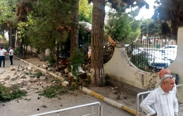 Bakıda avtobus 3 maşını əzib hasara çırpıldı