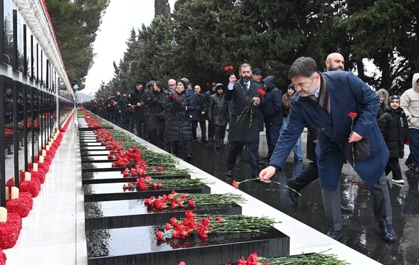 SOCAR kollektivi Şəhidlər xiyabanını ziyarət edib