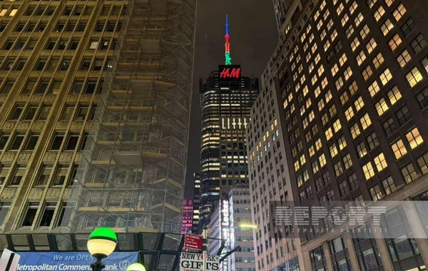 Небоскребы Нью-Йорка подсвечены цветами флага Азербайджана