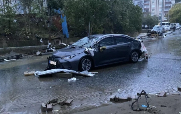 İstanbuldakı leysandan sonra MƏNZƏRƏ - 50-dən çox avtomobil tərsinə çevrildi