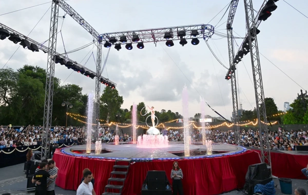 Leyla Əliyeva və Arzu Əliyeva "CandyFest" yay festivalını ziyarət edib və "Sehrli mirvari" su sirki şousunu izləyiblər
