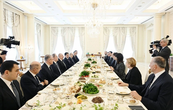 İlham Əliyevin Gürcüstanın Baş naziri ilə nahar əsnasında geniş tərkibdə görüşü olub