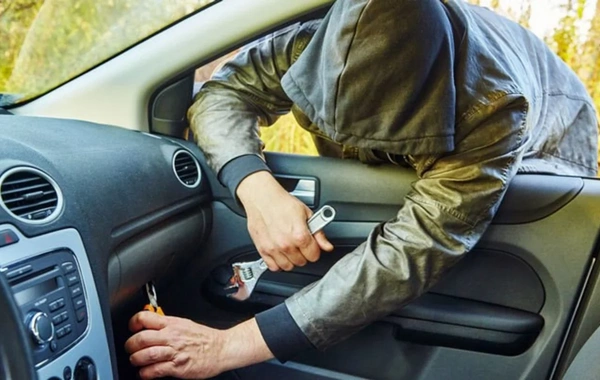 Avtomobildən oğurluq edən şəxs saxlanılıb