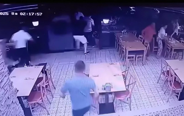 Marmarisdəki 5.8 bal gücündə zəlzələnin görüntüləri - İnsanlar küçələrə axın etdi