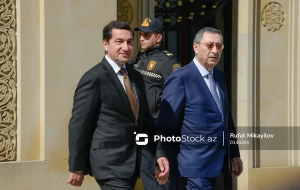 Dövlət və hökumət rəsmiləri Ulu Öndər Heydər Əliyevin məzarını ziyarət ediblər